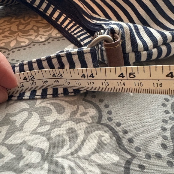 Striped Hobo bag with multiple pockets - Picture 6 of 8